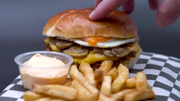 Mão Imprensa Suculento Hambúrguer Gotejamento Molho Gema Fechar Fechado — Vídeo de Stock
