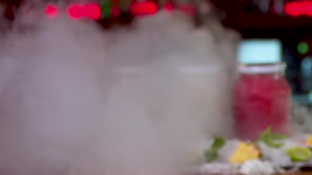 カラフルな冷凍スムージーの煙が明らかにバー上のJarファイル ドリー フォワードスローモーション — ストック動画