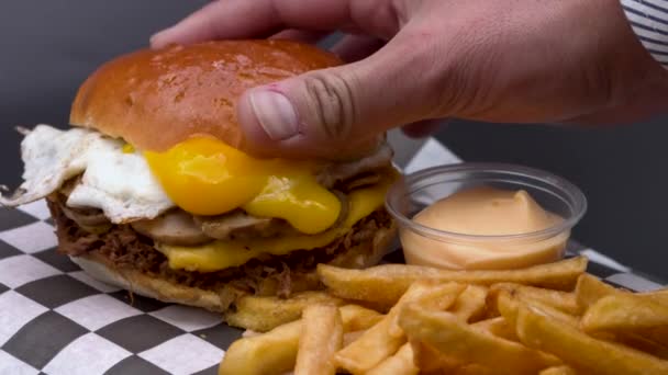 Burger Bun Sendo Colocado Ovo Frito Gotejando Gema Sanduíche Carne — Vídeo de Stock