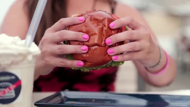 Vrouwen Pikken Een Heerlijke Hamburger — Stockvideo