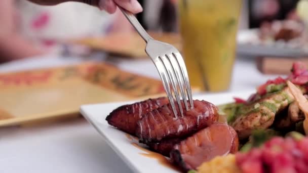 用叉子捡起一块看起来很好吃的大菜 — 图库视频影像