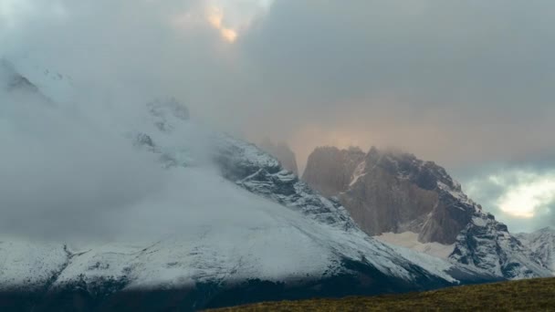 Cuernos Del Paine Gránit Csúcsainak Gördülő Felhői Chilében Páneurópai Baloldali — Stock videók