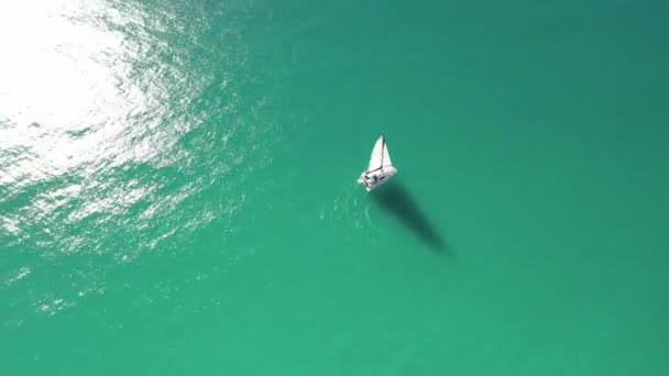 Lucht Eenzame Catamaran Zeilboot Werpt Lange Schaduw Jade Zeewater — Stockvideo