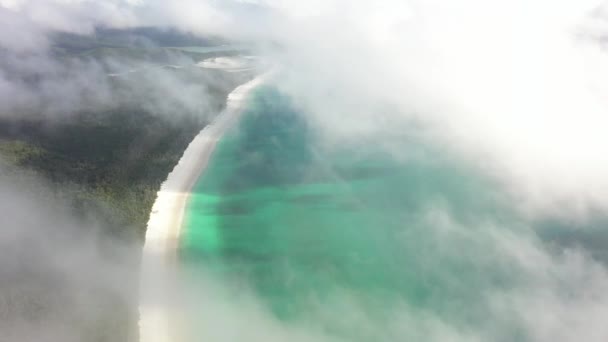 Flug Niedriger Wolkendecke Über Ruhigem Tropischen Sandstrand Morgengrauen — Stockvideo