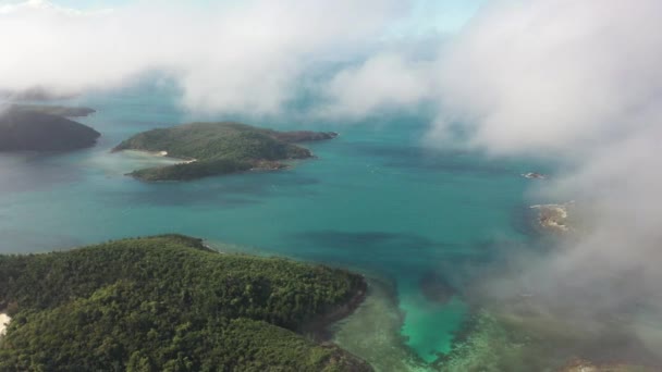 Lotnictwo Wyspy Rafy Koralowej Południowym Pacyfiku Przez Gęstą Mgłę Chmur — Wideo stockowe