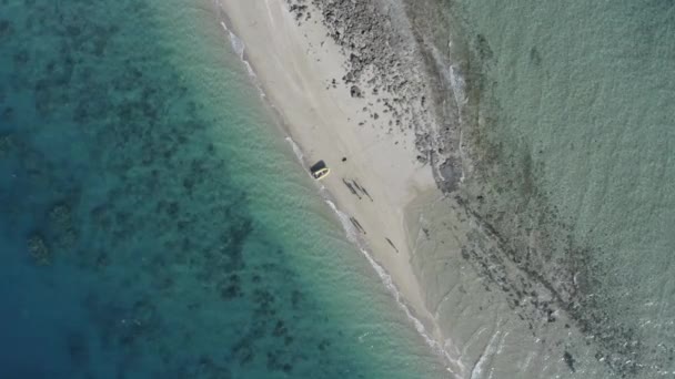 Sinkende Antenne Von Menschen Und Schlauchboot Auf Kleinen Koralleninseln — Stockvideo