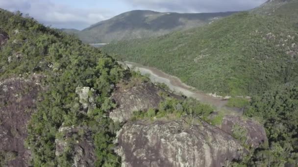 Aerian Flyover Piatra Escarpment Pentru Admisie Oceanică Superficială Bărci Pânze — Videoclip de stoc