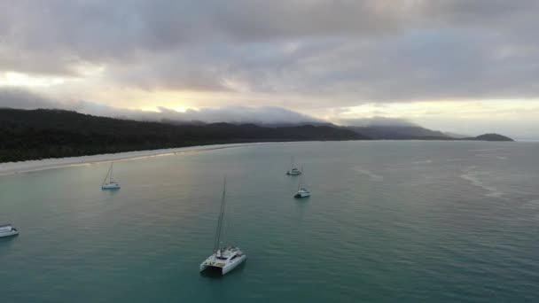 Abendantenne Steigt Über Festgemachten Katamaran Segelbooten Vor Sandstrand Auf — Stockvideo