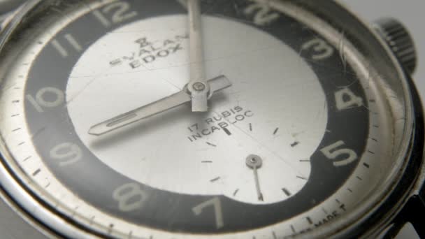 Abgenutzte Silberne Armbanduhr Tickt Aus Nächster Nähe — Stockvideo