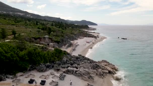 Drone Image Family Sunbathing Coastline While Breaking Waves — Stock Video