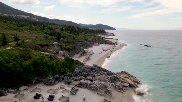 Imagen Del Dron Una Familia Tomando Sol Costa Mientras Rompe — Vídeos de Stock