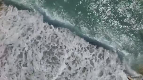 Latanie Nad Gigantycznymi Falami Bąbelkującymi Pluskającymi Oceanie — Wideo stockowe
