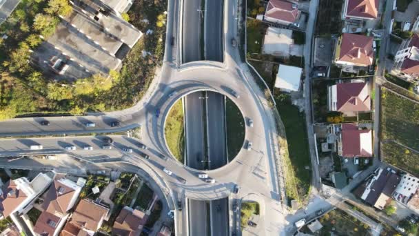 Imágenes Del Tráfico Drones Mientras Los Coches Conducen Una Intersección — Vídeo de stock