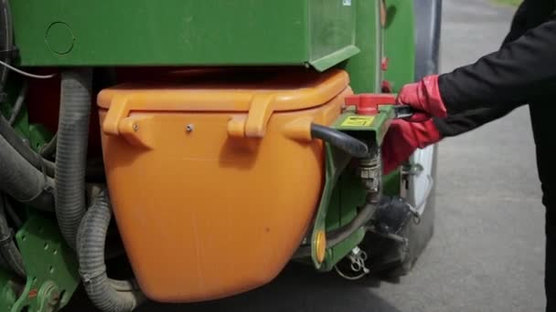 Agricultor Preparando Pulverizador Campo Com Produtos Fitofarmacêuticos Antes Para Campo — Vídeo de Stock