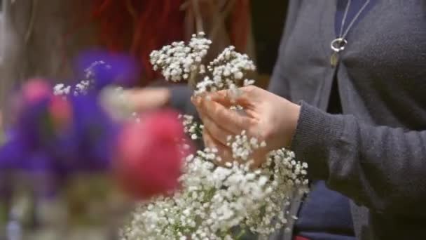 Flor Corte Florista Calificada Preparación Para Ramo Flores — Vídeo de stock