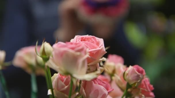 Floristería Trabajando Ramo Flores Fondo Algunas Rosas Hermosas — Vídeo de stock