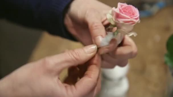 Florista Calificada Preparando Rosa Con Algodón Húmedo Para Ramo Flores — Vídeo de stock