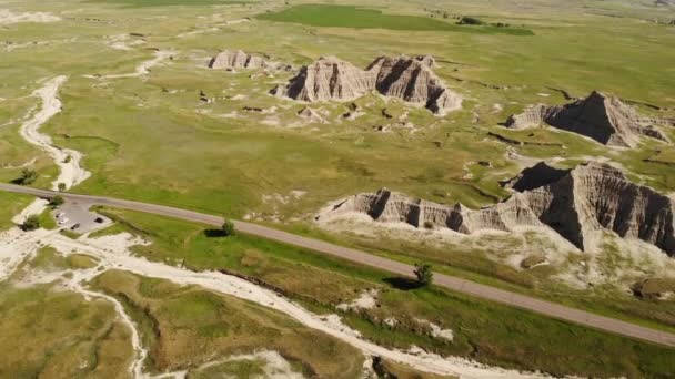 Drone Vista Aérea Coches Carretera Badlands National Park Dakota Del — Vídeo de stock