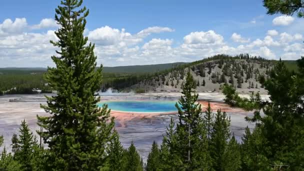Yellowstone National Park Wyoming Usa Moln Skuggor Flyttar Ovanför Varma — Stockvideo