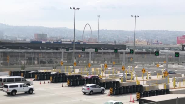 Güneşli Bir Günde San Ysidro Limanı Ndan Tijuana Arabalar Geçiyor — Stok video