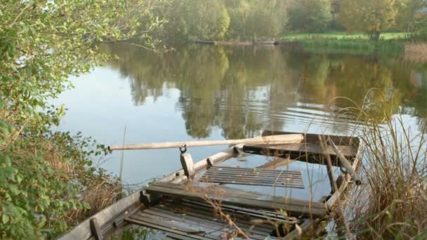 木製のボートの難破船牧歌的な風景 — ストック動画