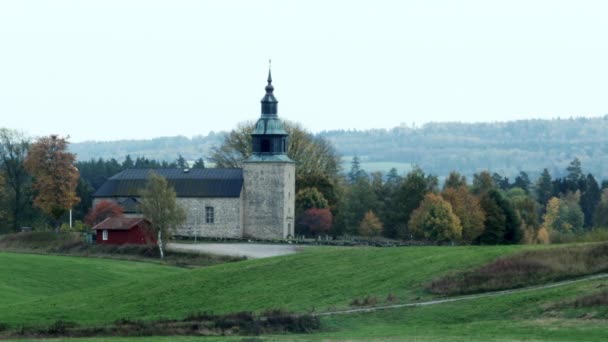 牧歌的な風景の中に古い北欧の教会 — ストック動画