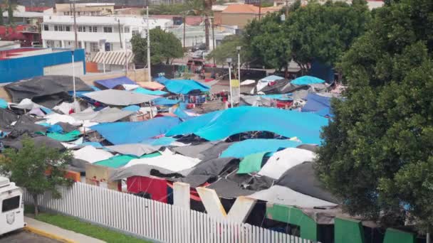 米国で亡命を主張するのを待っている中央アメリカ人の移住者収容所 — ストック動画