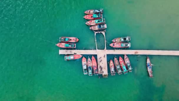 Barcos Pesqueros Asiáticos Con Trabajadores Que Preparan Para Viaje Amarrados — Vídeos de Stock