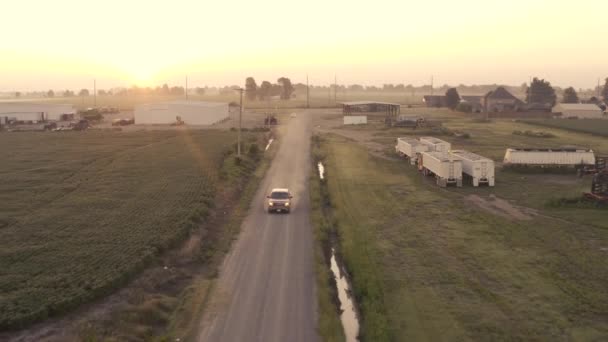 Rode Vrachtwagen Rijdt Richting Camera Een Boerderij Ochtend Licht — Stockvideo