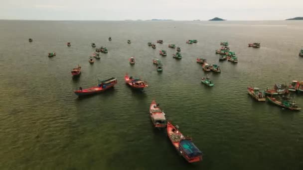 Красочные Траулерные Лодки Юго Восточной Азии Колеблются Океанскому Течению Веселые — стоковое видео
