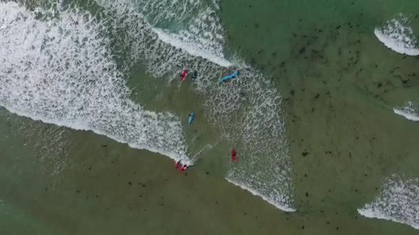上升的空中 儿童冲浪班的蓝色和红色冲浪板 — 图库视频影像