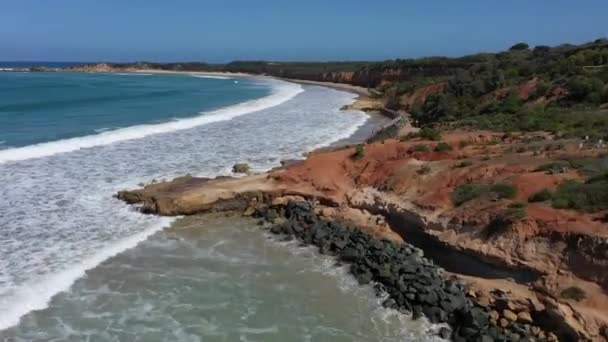 Aérea Rip Rap Cerca Previene Erosión Soapy Rocks Beach Anglesea — Vídeo de stock