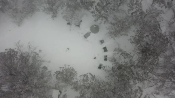 单色垂直天线 冬季帐篷营地的客人准备滑雪 — 图库视频影像