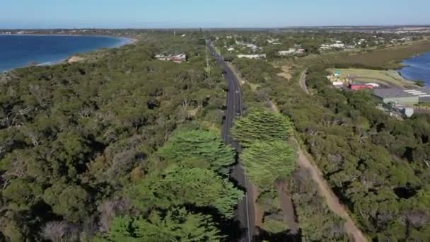 Low Aerial Volgt Het Verkeer Bellarine Hwy Ocean Grove Australië — Stockvideo