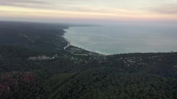 Aérienne Descend Lentement Vers Anglesea Côte Australienne Crépuscule — Video