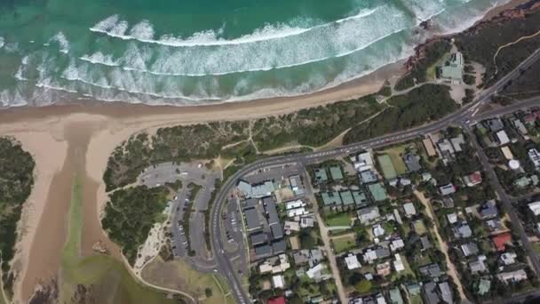 Verticale Antenne Kantelt Van Anglesea Naar Ondiepe Oceaanbaai Australië — Stockvideo