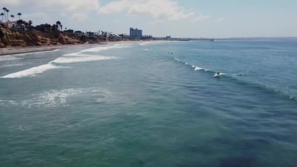 Surfeur Attrape Une Vague Lors Une Belle Journée Ensoleillée San — Video