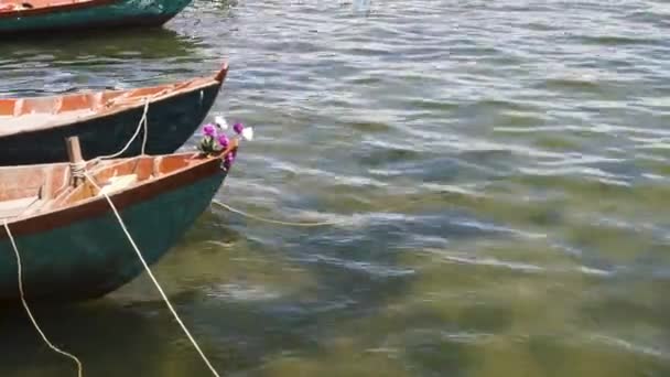 Barcas Acuáticas Naranjas Coloridas Del Pescador Del Sudeste Asiático Flores — Vídeo de stock