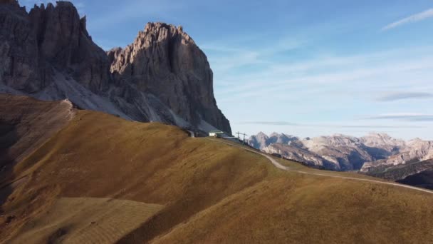 秋天里 密闭的滑雪车在等待着第一场雪 意大利滑雪胜地Val Gardena是南蒂罗尔最大 最美丽的地区之一 Sassolungo Langkofel — 图库视频影像