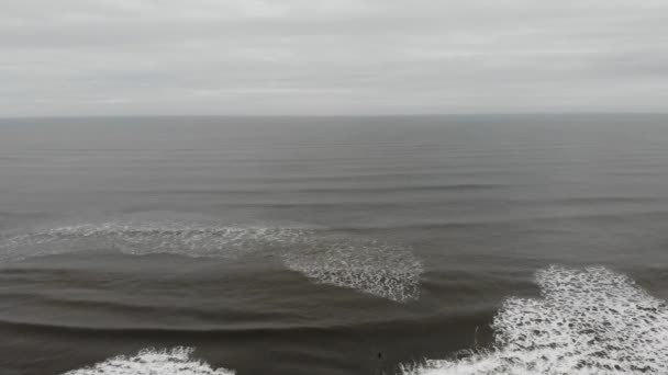 Drone Vliegt Surfers Scarborough Yorkshire — Stockvideo
