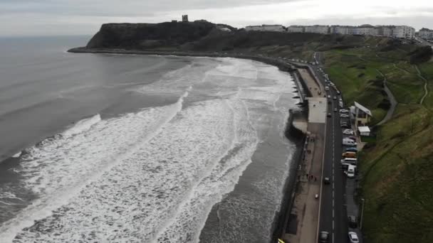 Sörfçüler Scarborough Yorkshire Ngiltere Dalgalara Binmek Için Kürek Çekerler — Stok video