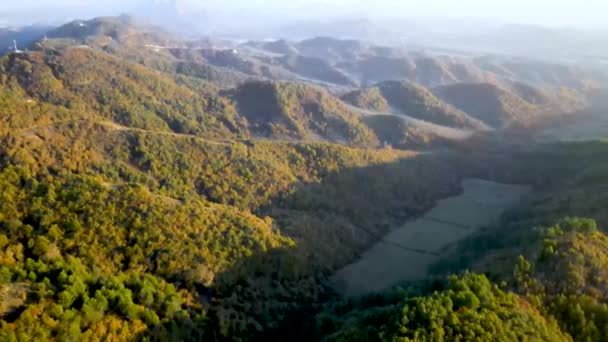 Θεαματικό Drone Shot Των Βουνών Που Αντανακλά Φως Του Ήλιου — Αρχείο Βίντεο