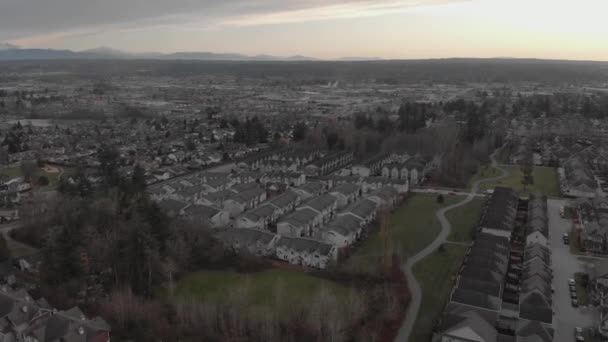 Weites Luftbild Das Über Die Vorstadt Fliegt Die Mit Stadthäusern — Stockvideo