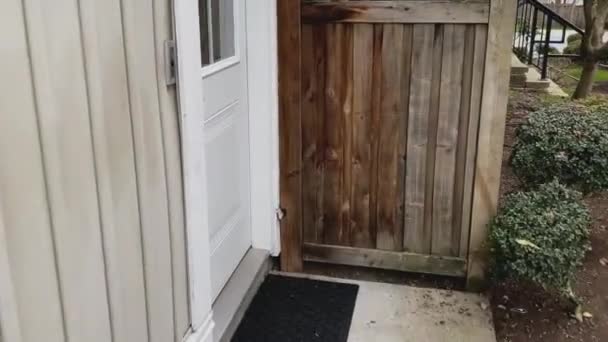 家にドアのロックを解除するためのキーを見つけるためにマットの下に到達し 黒の入り口のマットと家の側のドアに歩いてPov — ストック動画