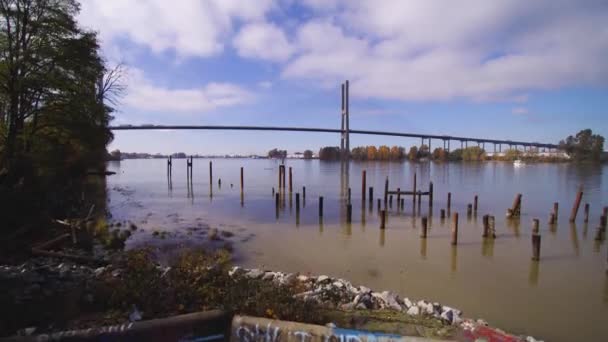 Steigende Luftaufnahme Der Alex Fraser Bridge Über Wasser Mit Lastwagen — Stockvideo