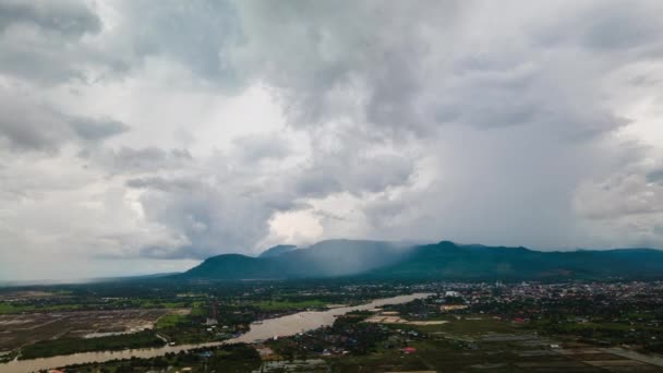 カンボジア南部 ボコール山 カンポット町 川を前景に向かうモンスーン期の嵐と雨の雲の空中時間経過 — ストック動画