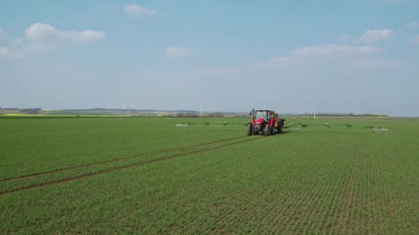 Zemědělský Traktor Používající Pesticidy Postřikovačem Ochrana Rostlin Zeleném Poli Statický — Stock video