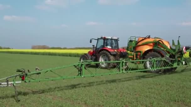 Tractor Agrícola Aplicando Pesticidas Con Pulverizador Protección Cultivos Campo Verde — Vídeos de Stock