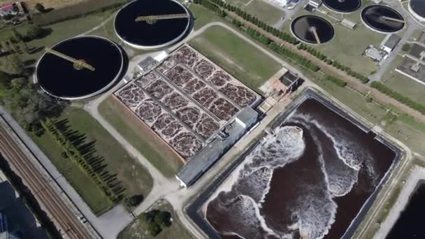 Luchtfoto Van Een Industrieel Waterzuiveringsstation Drone Draait Naar Links Rond — Stockvideo