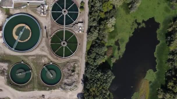 Luftaufnahme Einer Industriellen Wasseraufbereitungsanlage Drohne Die Nach Oben Fährt Zeigt — Stockvideo
